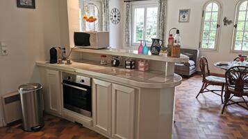 Coffee/tea maker, fridge, microwave, oven