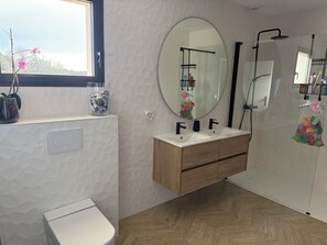 Dusj, hårføner, håndklær og toalettpapir