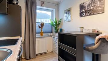 Kühlschrank, Ofen, Herdplatte, Wasserkocher mit Kaffee-/Teezubehör