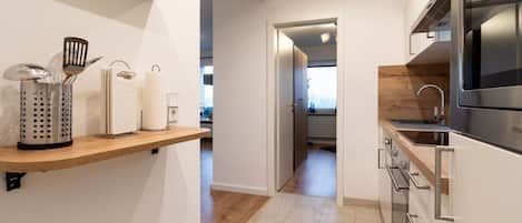 Jääkaappi, mikroaaltouuni, uuni, liesi