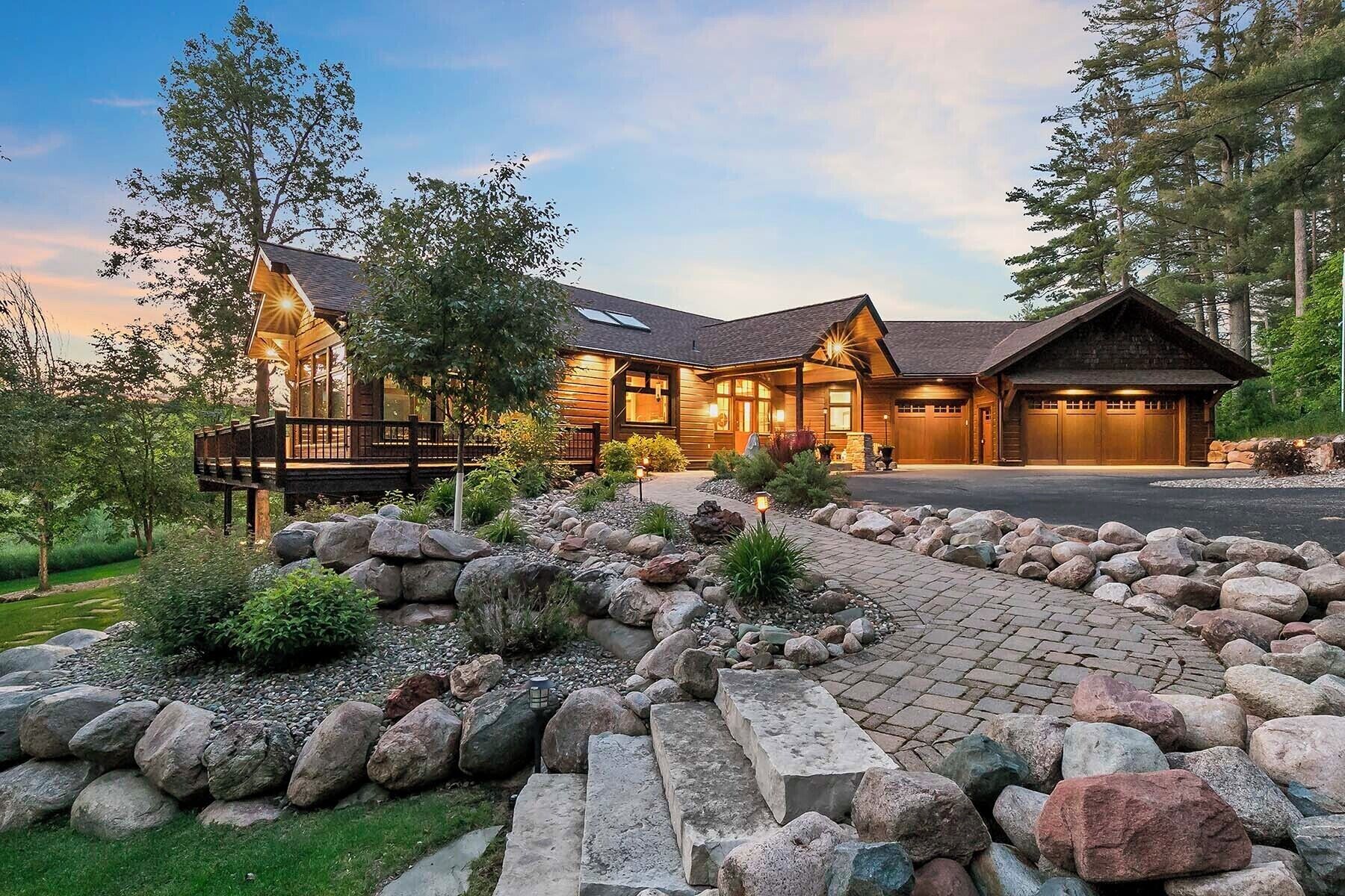 Rustic Luxurious Lakehouse on Expansive Private Shoreline of