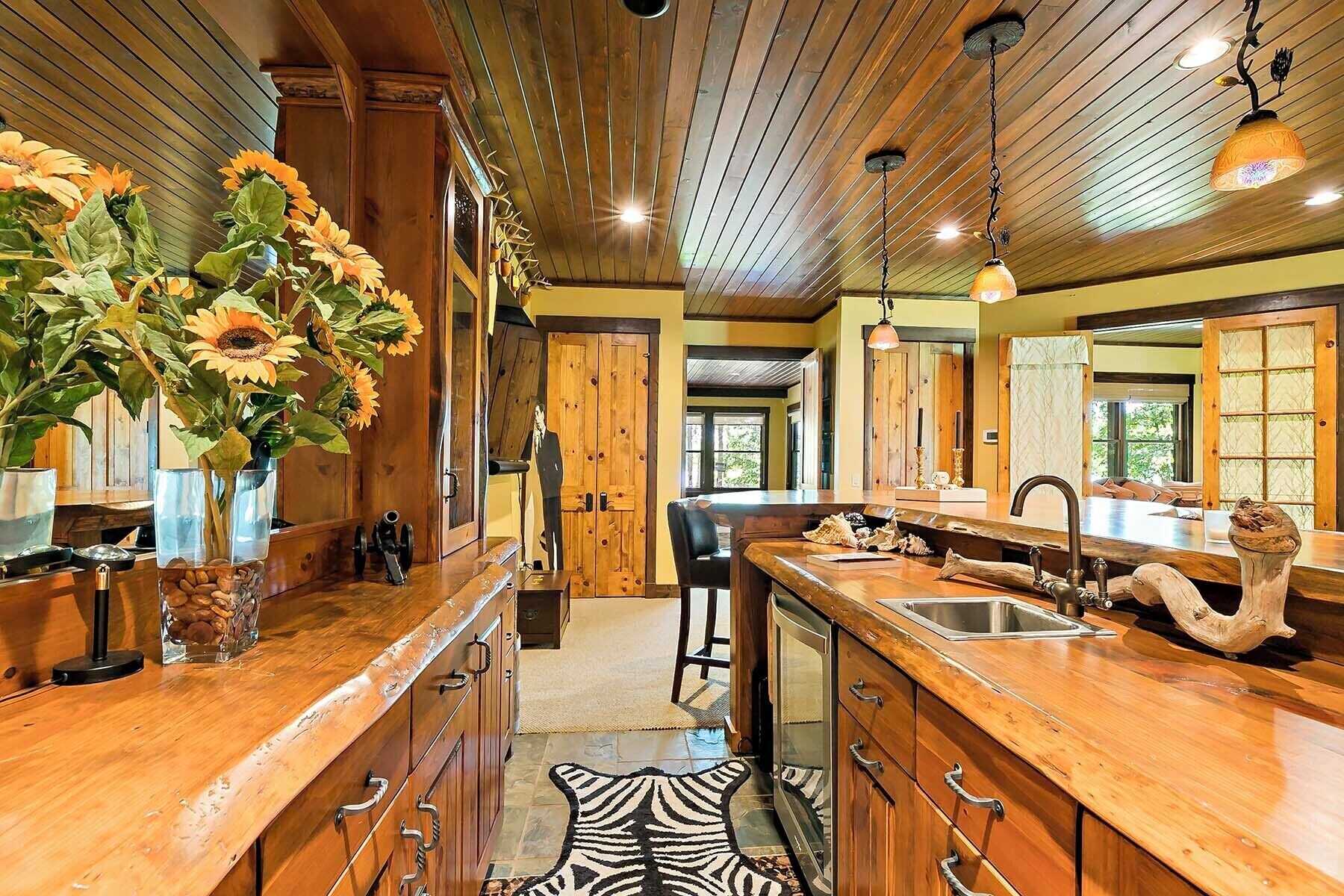 Rustic Luxurious Lakehouse on Expansive Private Shoreline of