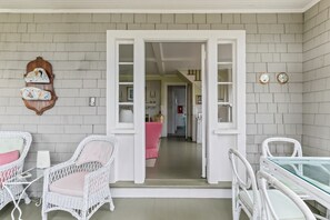 Interior - Classic Waterfront Chatham Estate (Chatham)