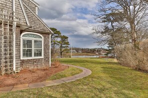 Property grounds - Classic Waterfront Chatham Estate (Chatham)