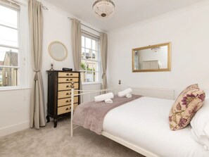 2 bedrooms, iron/ironing board, free WiFi, bed sheets - Central 2 bedroom flat with parking - Pass the Keys (Bath)