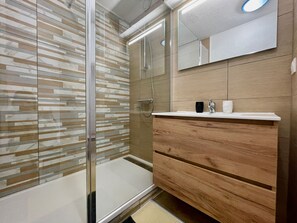 Haartrockner, Handtücher, Toilettenpapier