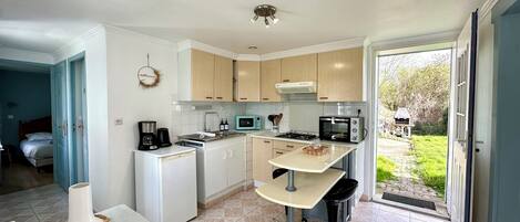 Mikrovågsugn, ugn, spishäll och kaffe- och tebryggare