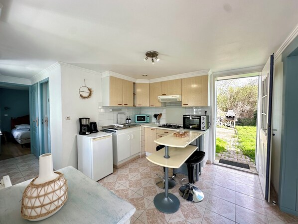 Microwave, oven, stovetop, coffee/tea maker