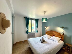 1 bedroom, travel crib, bed sheets