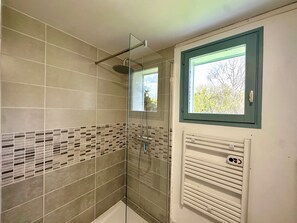 Amenidades de baño gratuitas, secadora de cabello, toallas 