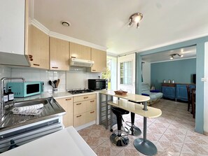 Microwave, oven, stovetop, coffee/tea maker