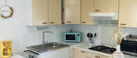 Réfrigérateur, four à micro-ondes, un four, surface de cuisson