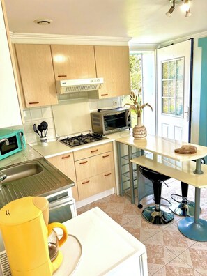 Micro-ondes, four, plaque de cuisson, cafetière/bouilloire