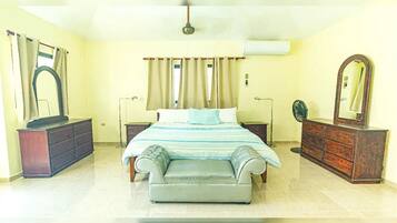 4 chambres, bureau, fer et planche Ă repasser, lit parapluie