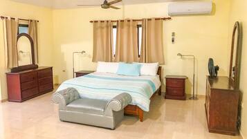 4 Schlafzimmer, Schreibtisch, Bügeleisen/Bügelbrett, Reisekinderbett