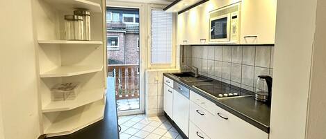 Jääkaappi, mikroaaltouuni, uuni, liesi