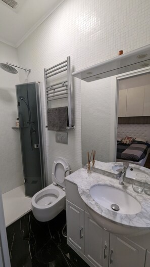 Shower, hair dryer, towels, soap - Cozy queen bedroom ensuite. Roma  (Roma)