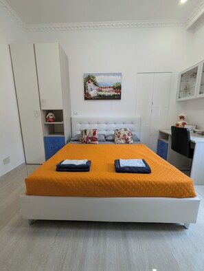 2 bedrooms, iron/ironing board, WiFi, bed sheets - Cozy queen bedroom ensuite. Roma  (Roma)