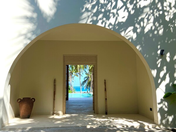 Pool - Kenya Luxury Villa Beachfront in Msambweni, AC, 3BDRS, Infinity pool (Msambweni)