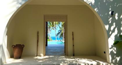 Kenya Luxury Villa Beachfront in Msambweni, AC, 3BDRS, Infinity pool