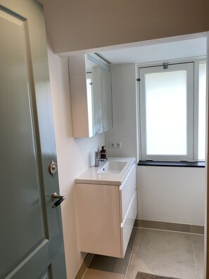 Dusch, handdukar, tvål och toalettpapper