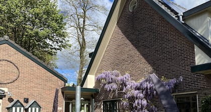 Ruim Hoekhuis om tot Rust te Komen in een Natuurrijke Omgeving