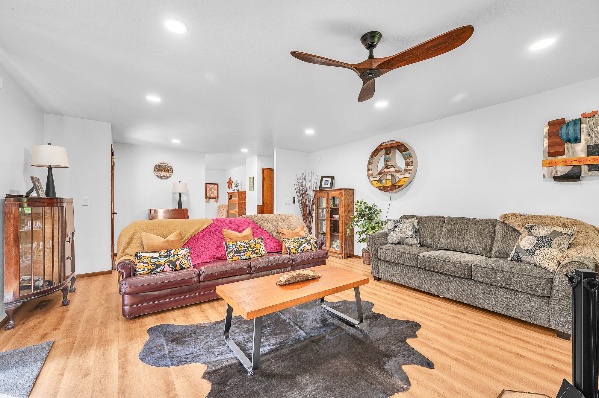 Retreat 101-Picturesque Scenery-Large Deck-Modern Amenities-Fireplace-13 Acres