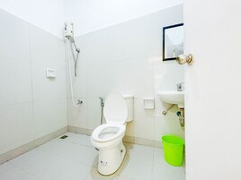 Habitación estándar | Baño | Ducha y cabezal de ducha tipo lluvia