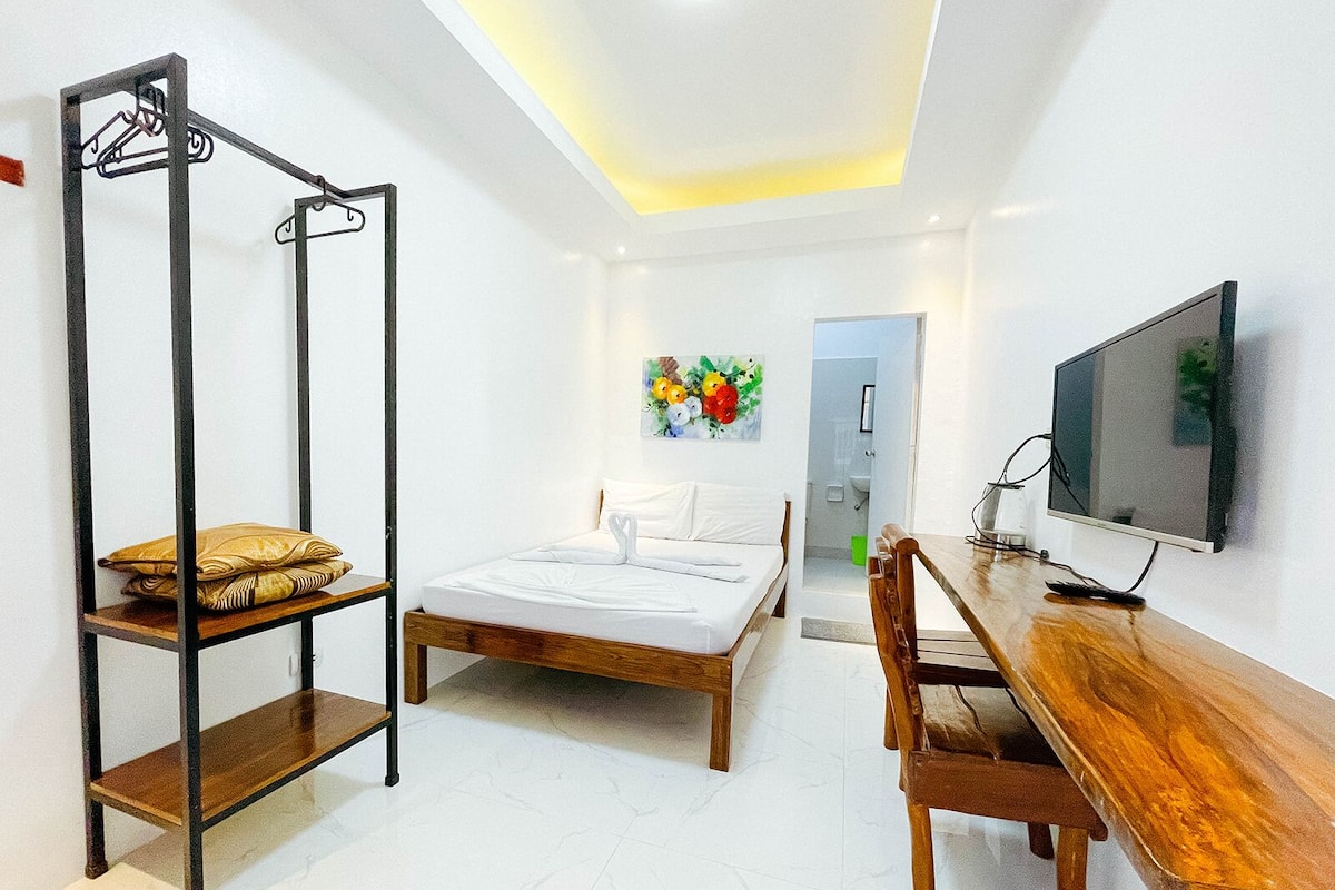 Standard Room | Desk, bed sheets