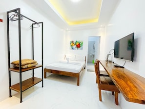 Standardrum | Skrivbord och sängkläder