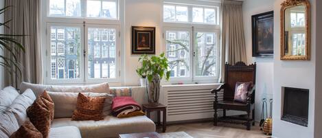 Älytelevisio, kirjoja, tulostin