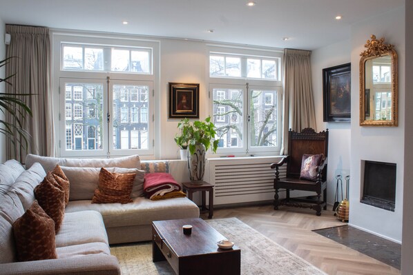 Smart TV, books, printers - Right in the Centre of Town -on the Canal Near the Flower Market and Leidseplein (Amsterdam)