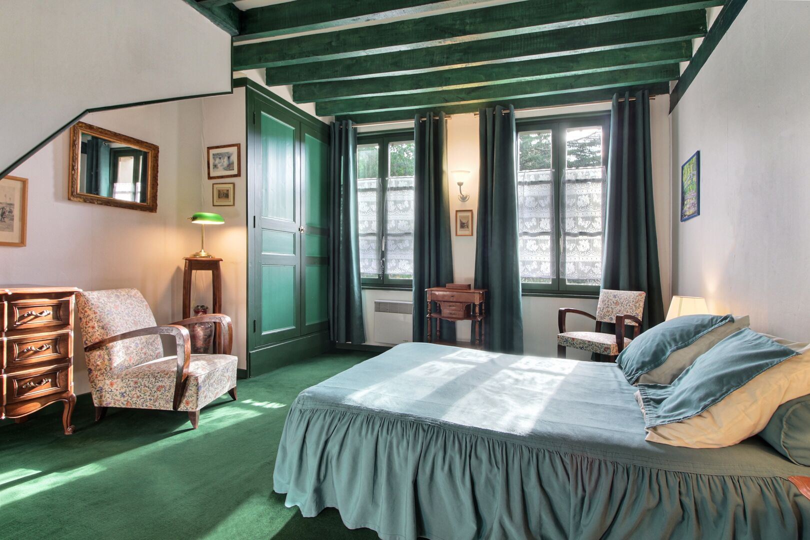 4 sovrum, skrivbord, strykjärn/strykbräda och resesäng