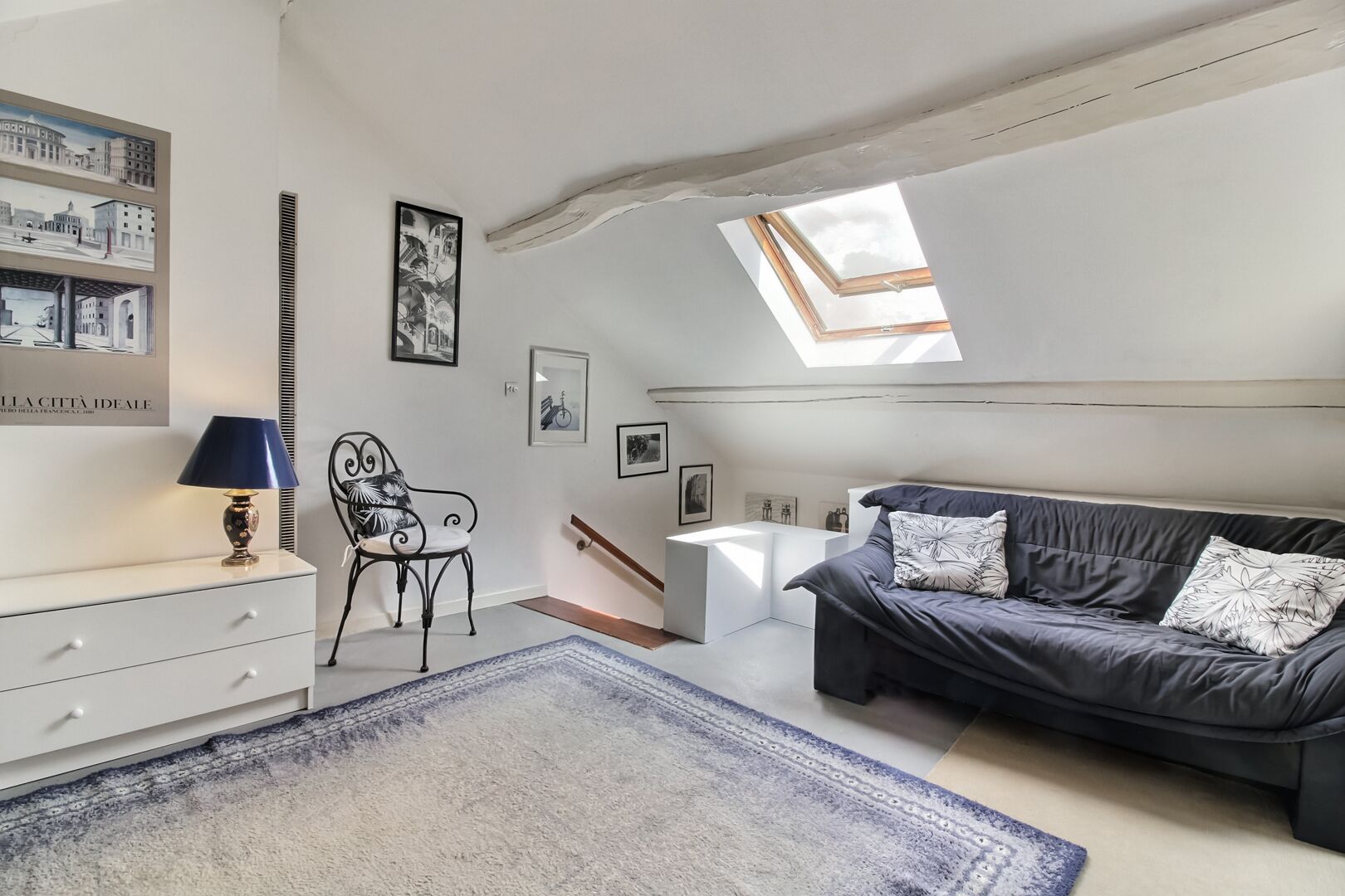 Tv, eldstad, dvd-spelare och böcker