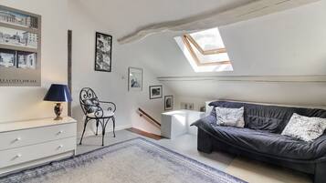 Tv, pejs, dvd-afspiller, bøger