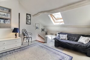 TV, fireplace, DVD player, books