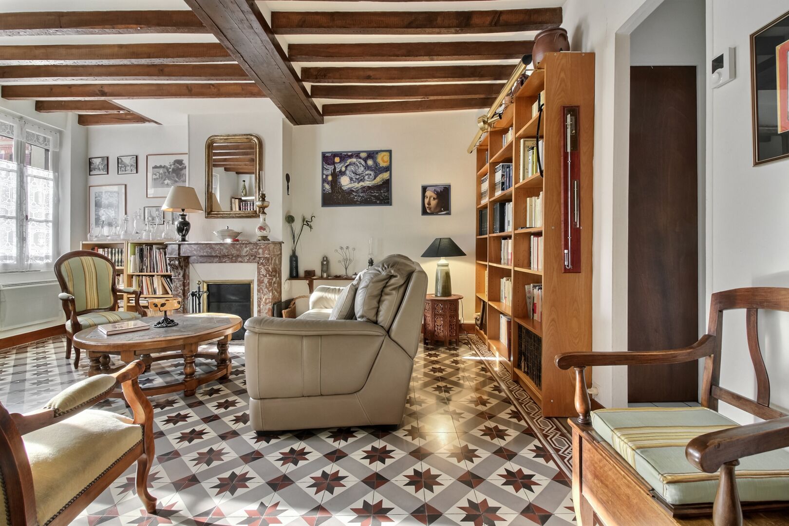 TV, fireplace, DVD player, books