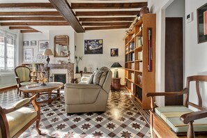 TV, fireplace, DVD player, books