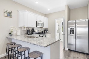 Fridge, microwave, oven, stovetop - Vineyards Escape 4 is located 3.5 miles from Titanic and 4 miles from SDC (Branson)