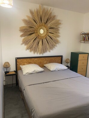 1 slaapkamer, een strijkplank/strijkijzer, wifi