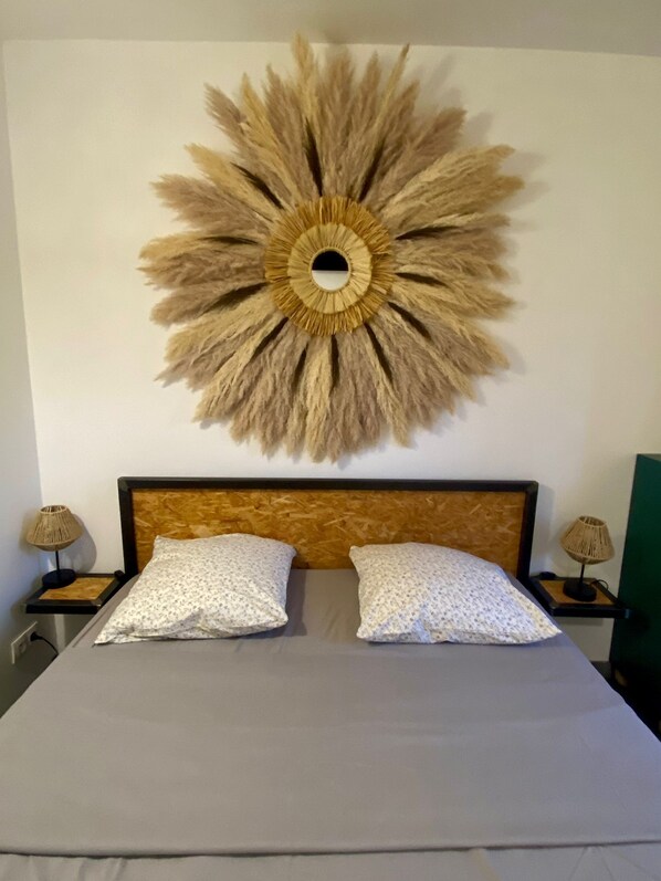 1 slaapkamer, een strijkplank/strijkijzer, wifi