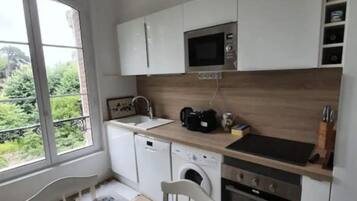 Een koelkast, een microgolfoven, een oven, een vaatwasser