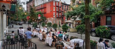 تناول الطعام بالخارج