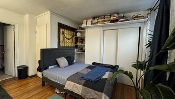 1 bedroom, desk, WiFi