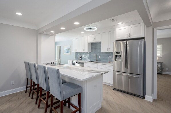 Réfrigérateur, micro-ondes, four, plaque de cuisson