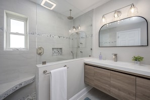 Douche, sèche-cheveux, serviettes fournies, savon