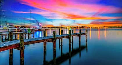 Bayfront Villa: Dock, Walk to Beach and Bridge Street