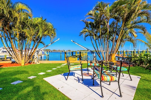 Bayfront Villa: Dock, Walk to Beach and Bridge Street
