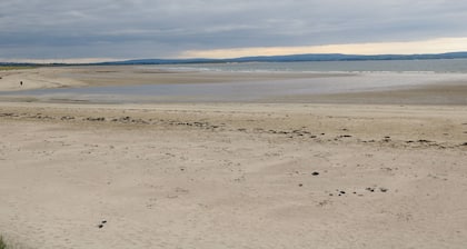 FREEMANS COTTAGE, family friendly in Enniscrone, County Sligo