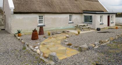 FREEMANS COTTAGE, family friendly in Enniscrone, County Sligo